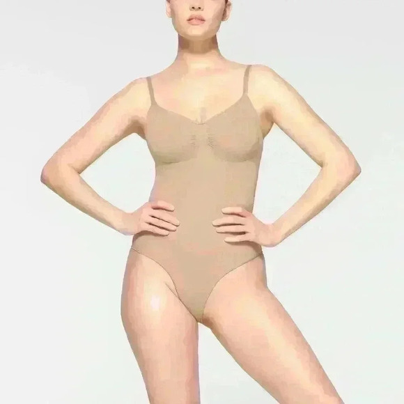 SKIMS Adjustable Straps Seamless Sculpt Compression Brief Bodysuit - Picture 1 of 6